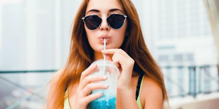 Девушка с коктейлем