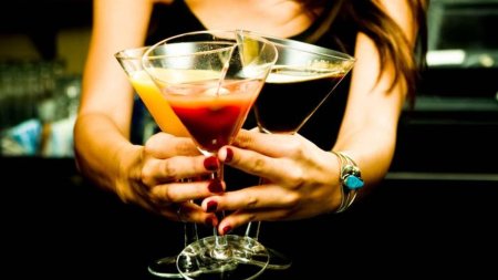 Девушка пьет коктейль