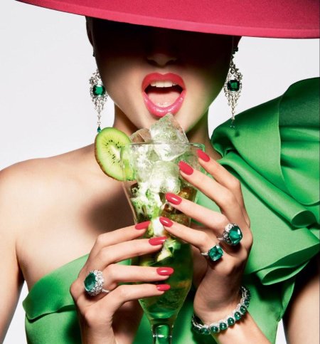 Девушка с коктейлем