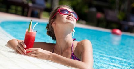 Девушка с коктейлем