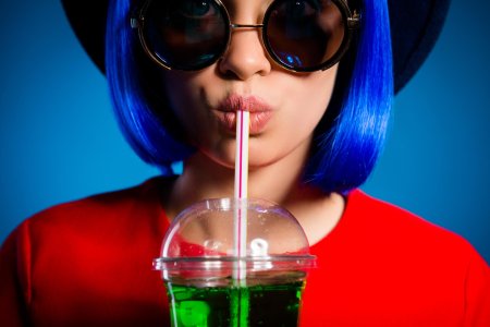 Девушка с коктейлем