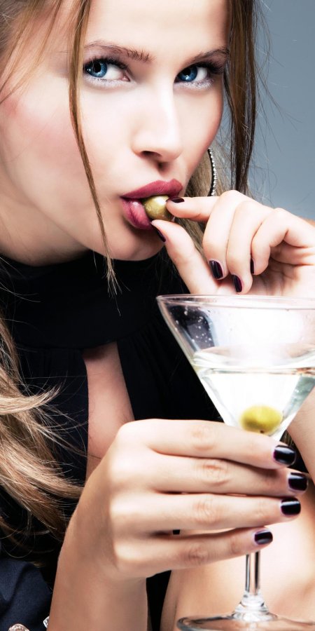 Девушка с коктейлем