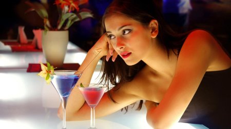 Девушка с коктейлем