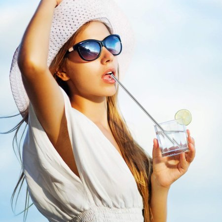 Девушка с коктейлем