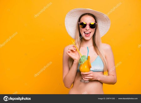 Девушка с коктейлем