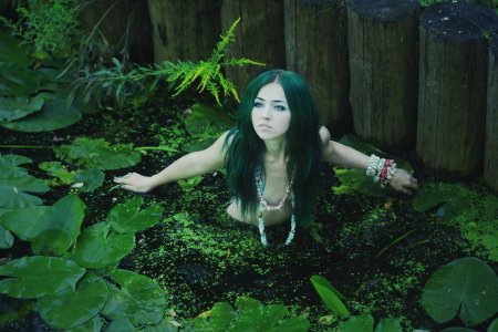 Девушка в болоте