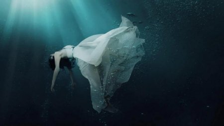 Девушка под водой