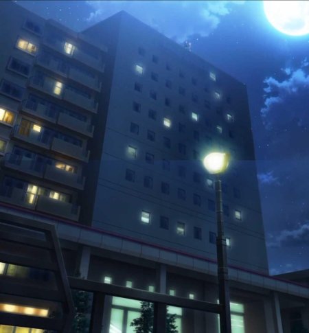 Многоэтажный дом ночью