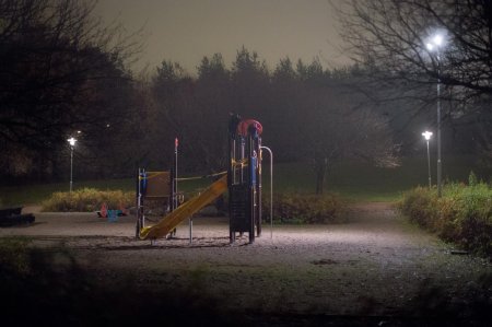 Детская площадка ночью