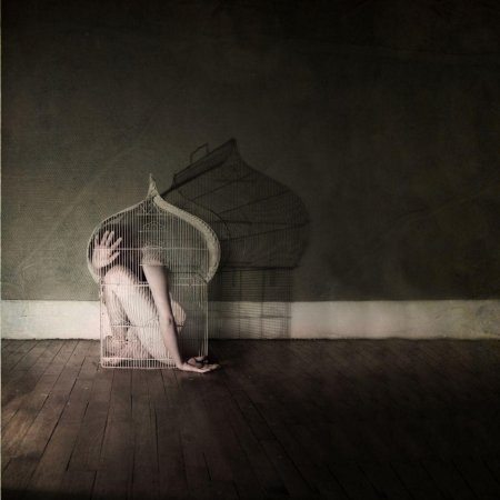 Девушка в клетке