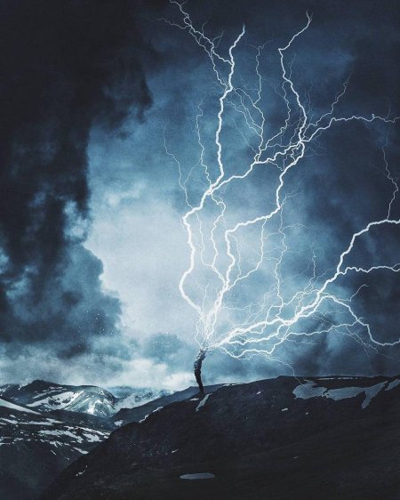 Молния ударила в дерево