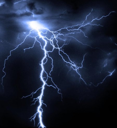 Молнии на черном фоне