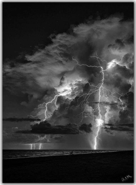 Пейзаж с молнией