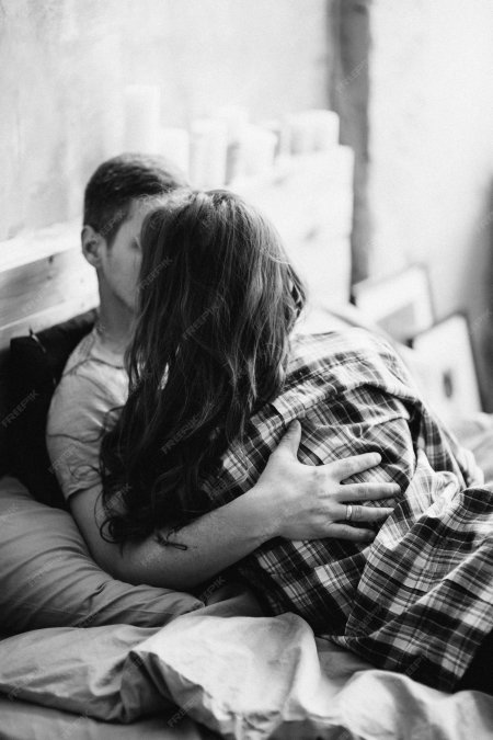 Девушка обнимает парня