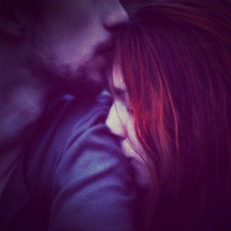 Мужчина и женщина обнимаются