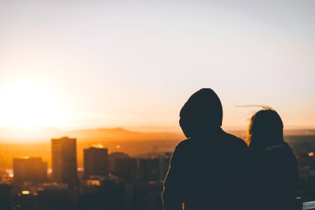 Парочки на фоне города