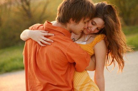 Любовь парень и девушка обнимаются