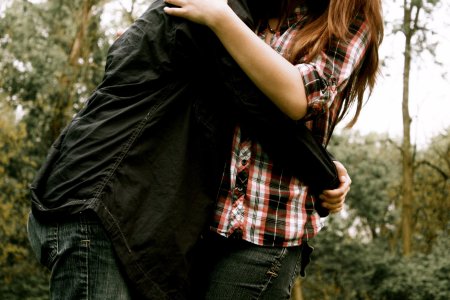 Рыжая девушка с парнем