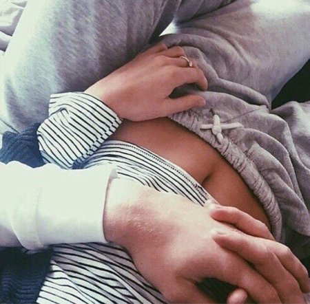 Парень с девушкой в обнимку