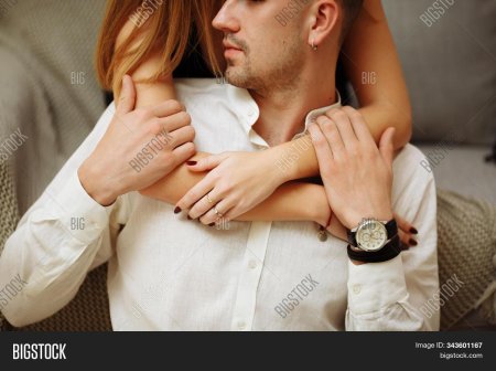 Мужчина обнимает девушку сзади