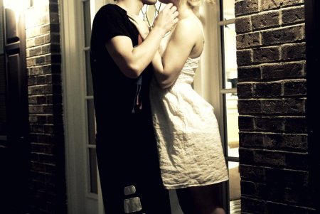 Парень прижал девушку к стене