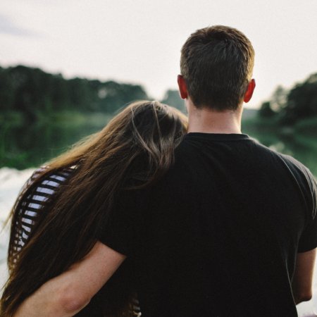 Парень и девушка со спины