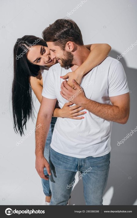 Девушка обнимает парня