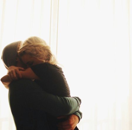 Пары обнимаются