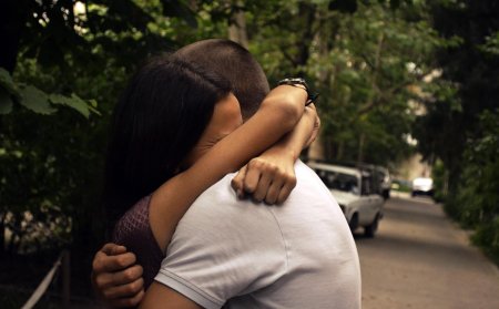 Парень обнимает девушку