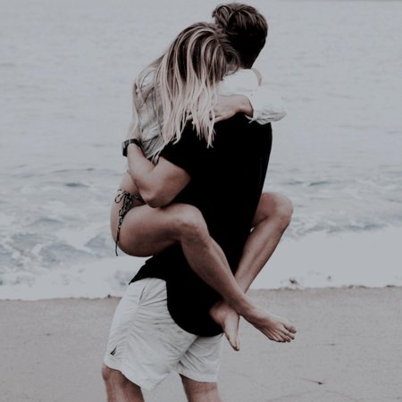 Обнимает со спины