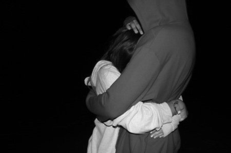 Девушка с парнем обнимаются без лица