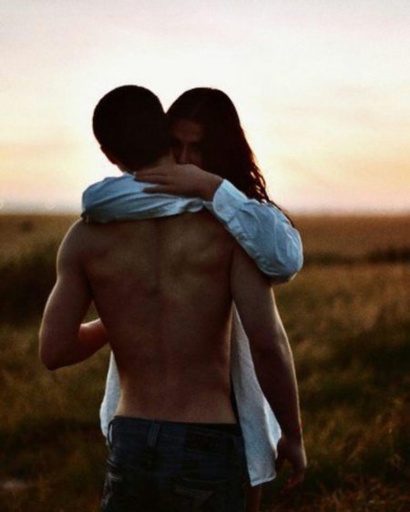 Мужчина обнимает женщину со спины