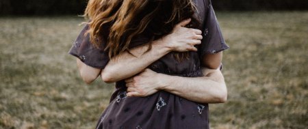 Мужчина обнимает женщину со спины