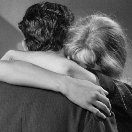 Крепкие мужские объятия