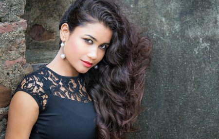 Красивая цыганская девушка