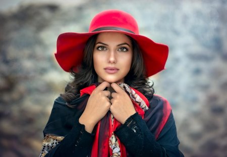 Красивая женщина в шляпе
