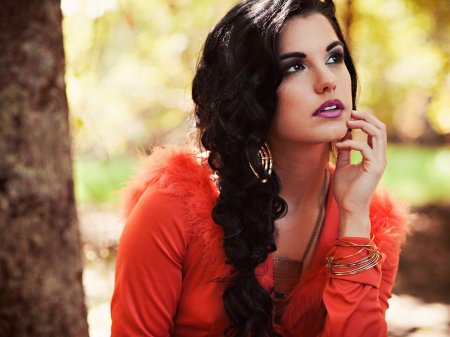 Яркая брюнетка