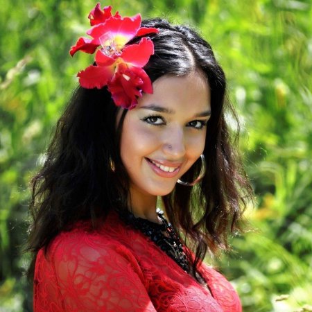 Красивая цыганская девушка