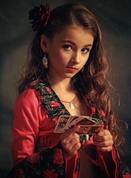 Красивая цыганская девушка