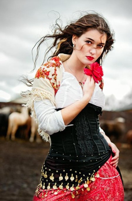 Цыганка красивая