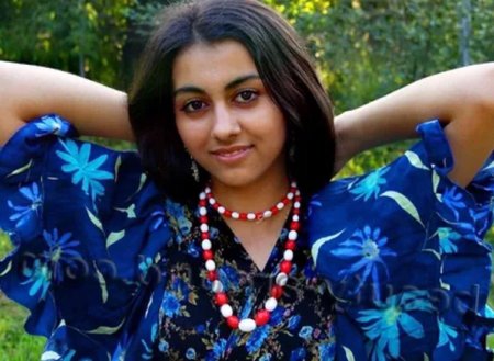 Красивая цыганская девушка