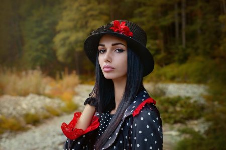 Девушка брюнетка