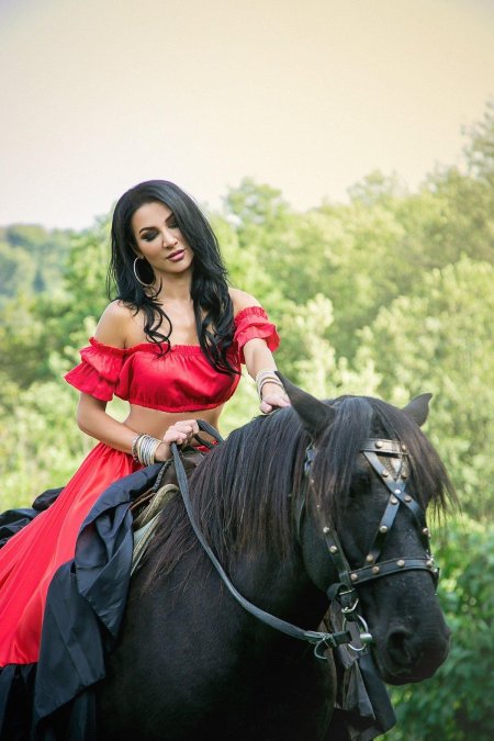 Красивая цыганская девушка