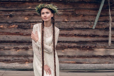 Девушка с длинной косой