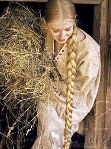 Девушка с длинной косой