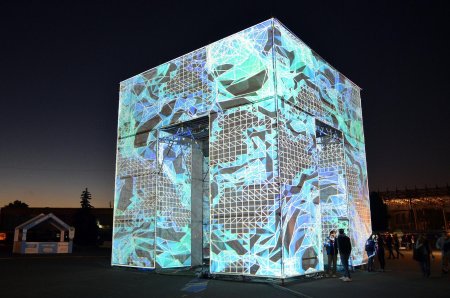 Светодинамический куб парк горького