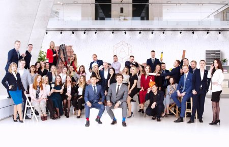 Сотрудники агентства недвижимости