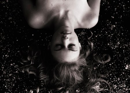 Девушка с закрытыми глазами