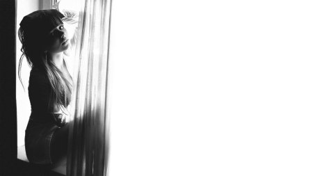 Девушка на черно белом фоне