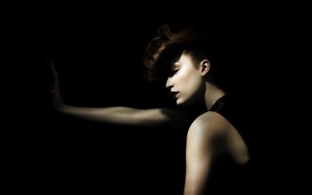 Фотосессия на темном фоне